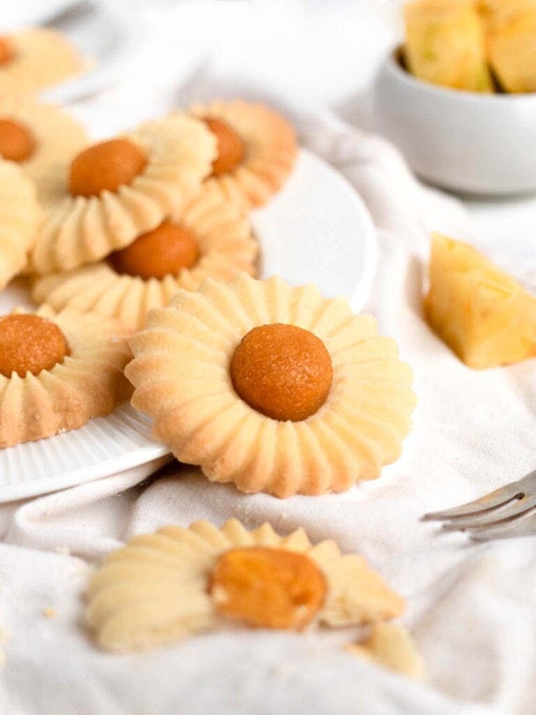 Shortbread cookie topped with pineapple jam