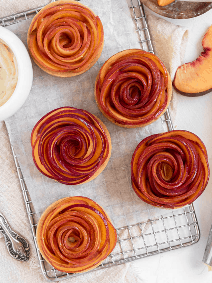 Rose-shaped Peach mini tarts with vanilla mascarpone cream
