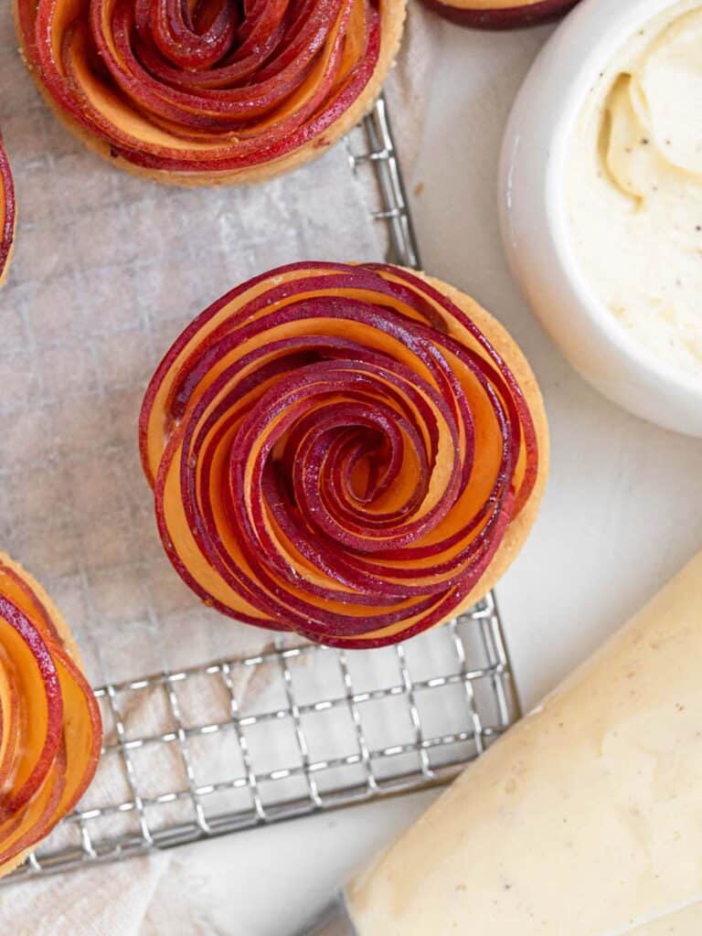 Rose-shaped Peach mini tarts with vanilla mascarpone cream
