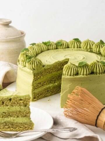 soft-matcha-cake-with-fluffy-cream-frosting