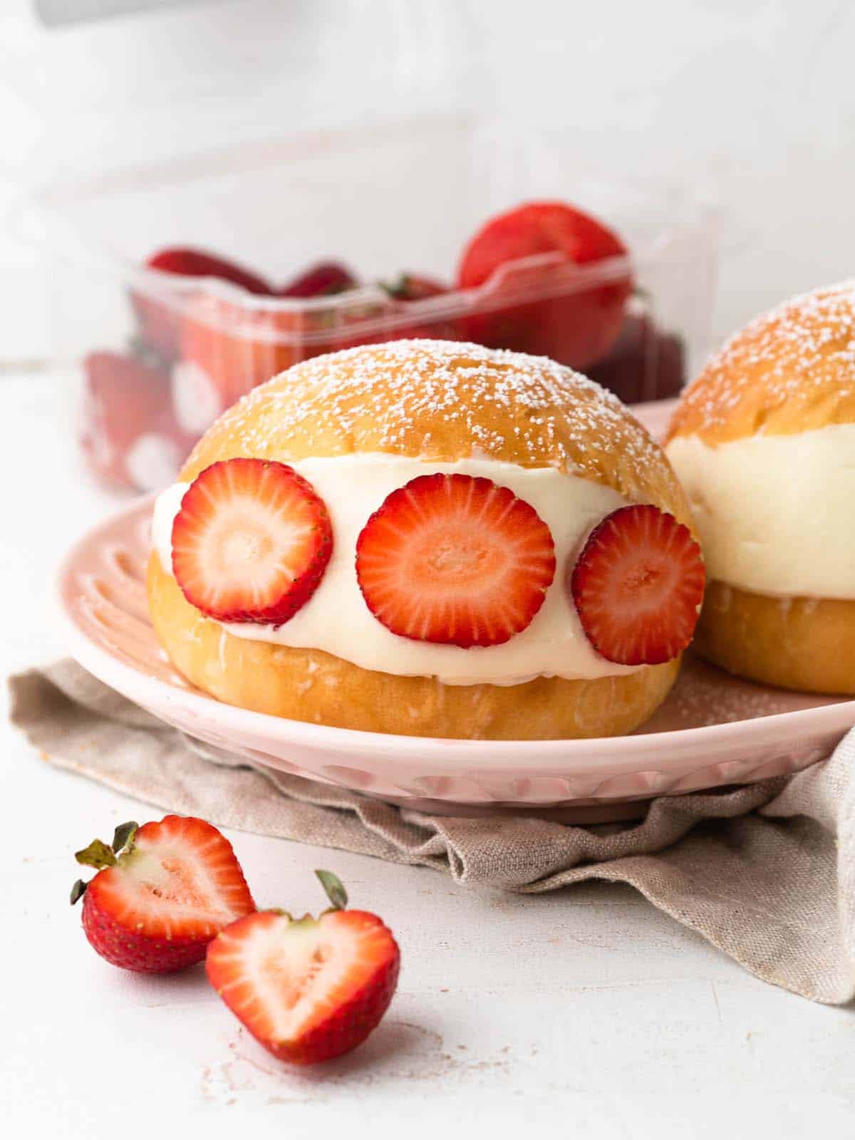 Strawberry cream buns maritozzi