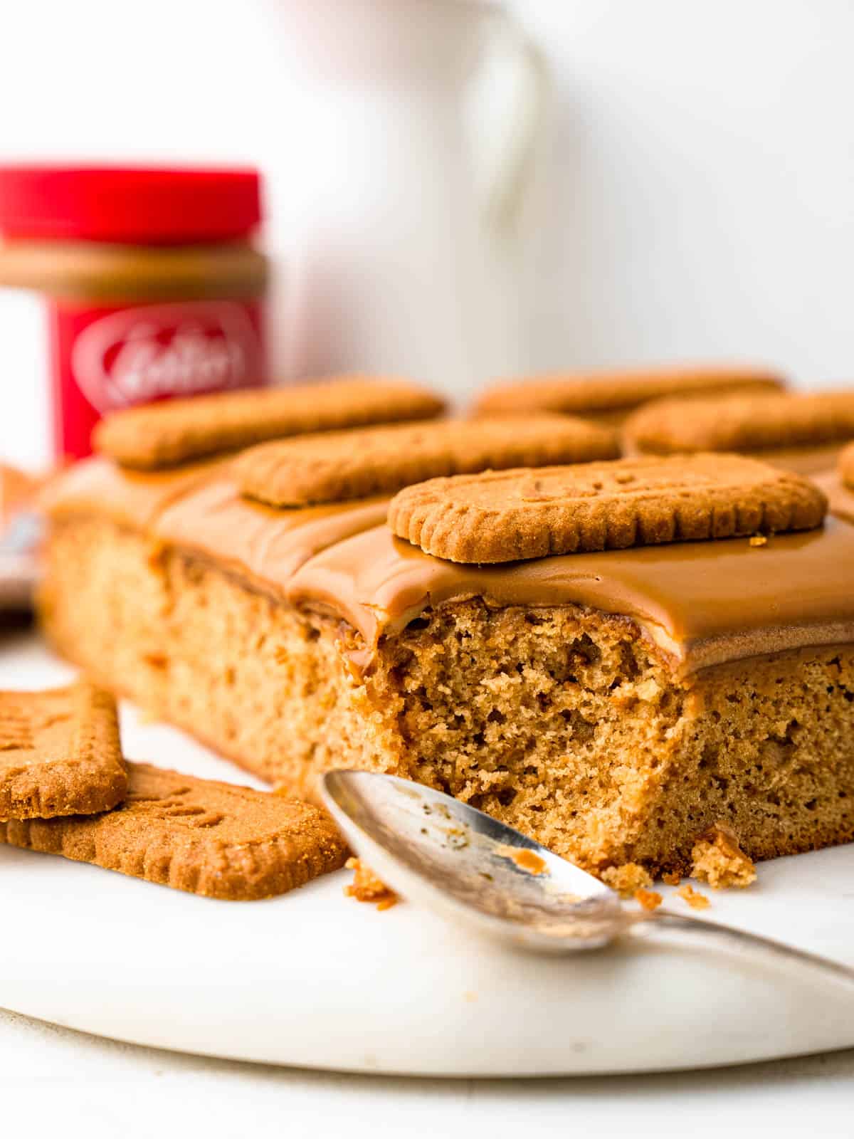 speculoos lotus biscoff cake with frosting