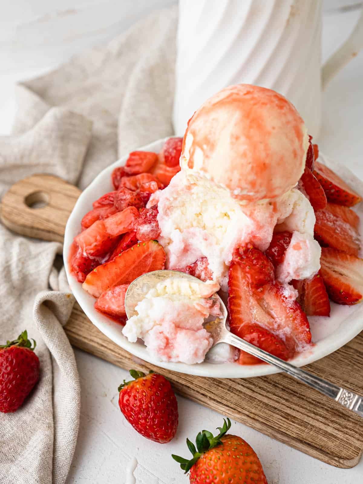 Strawberry korean shaved ice bingsoo with ice cream 