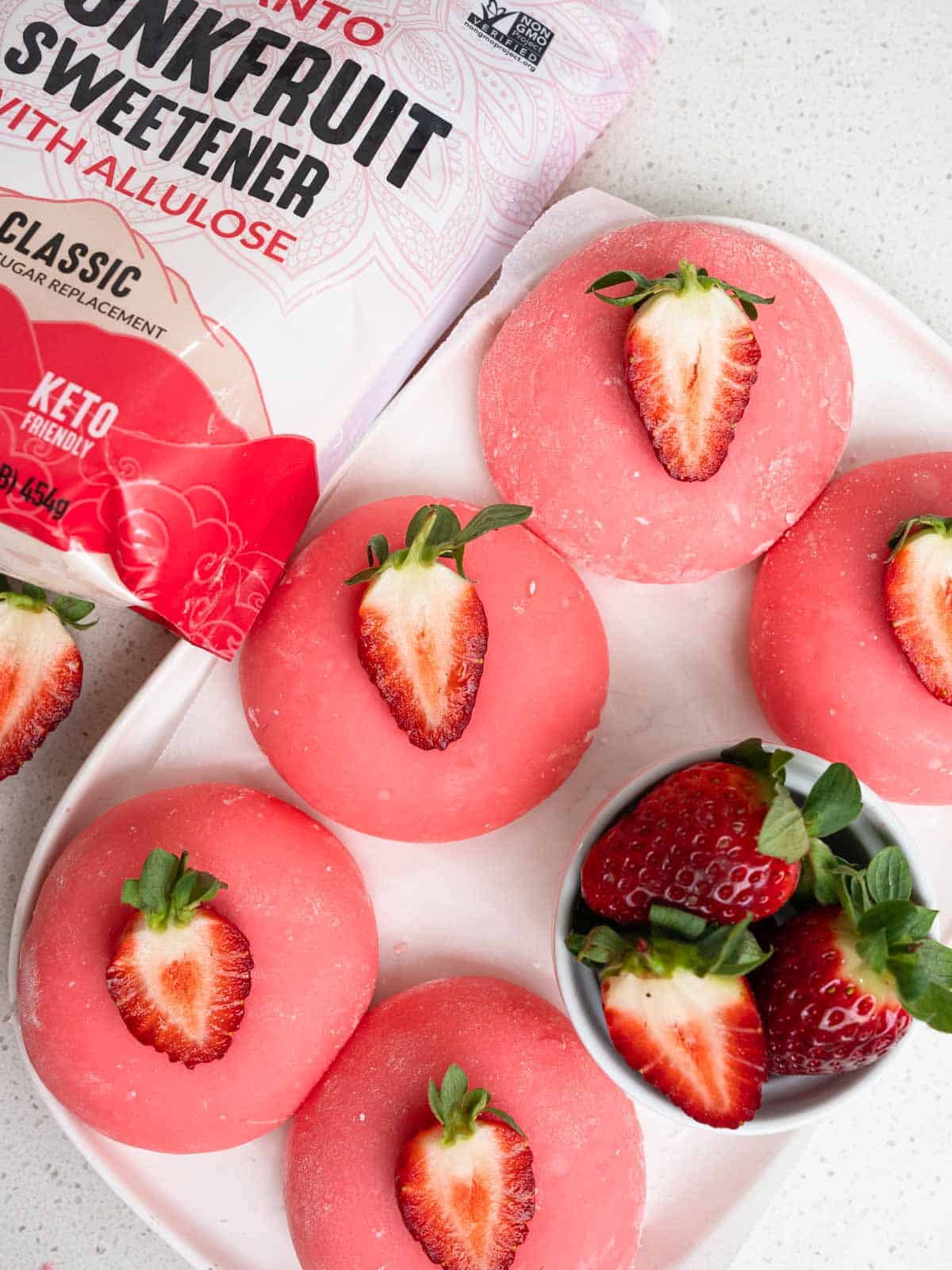 Low-calorie strawberry mochi