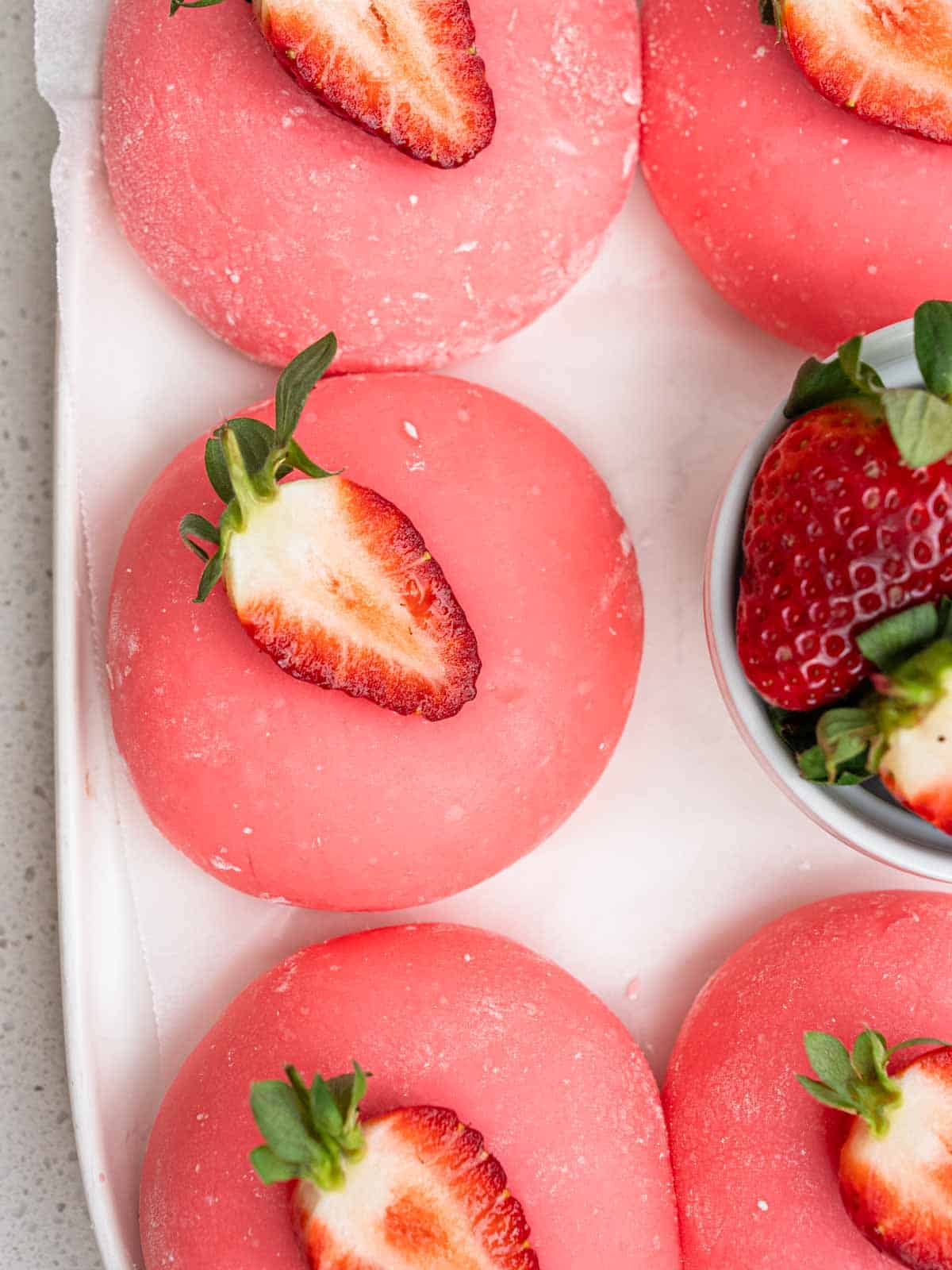 Sugarless strawberry mochi