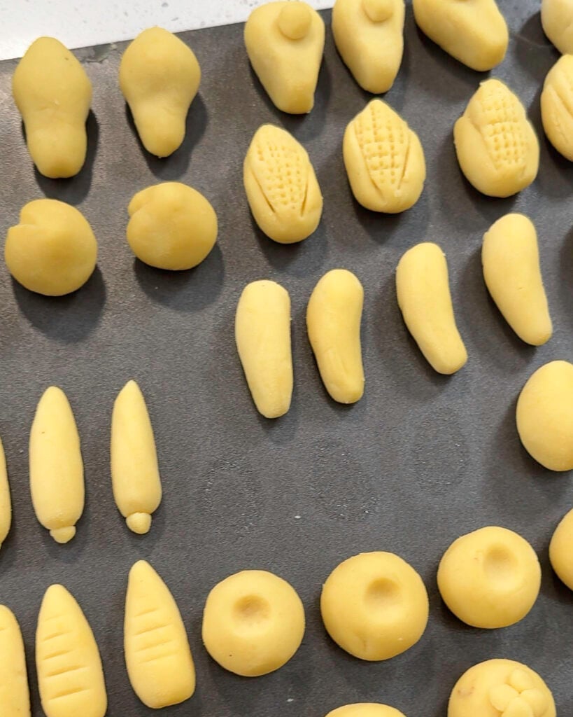 Mini fruit-shaped Luk Chup pieces ready for decoration - Catherine Zhang Mini fruit-shaped Luk Chup pieces ready for decoration