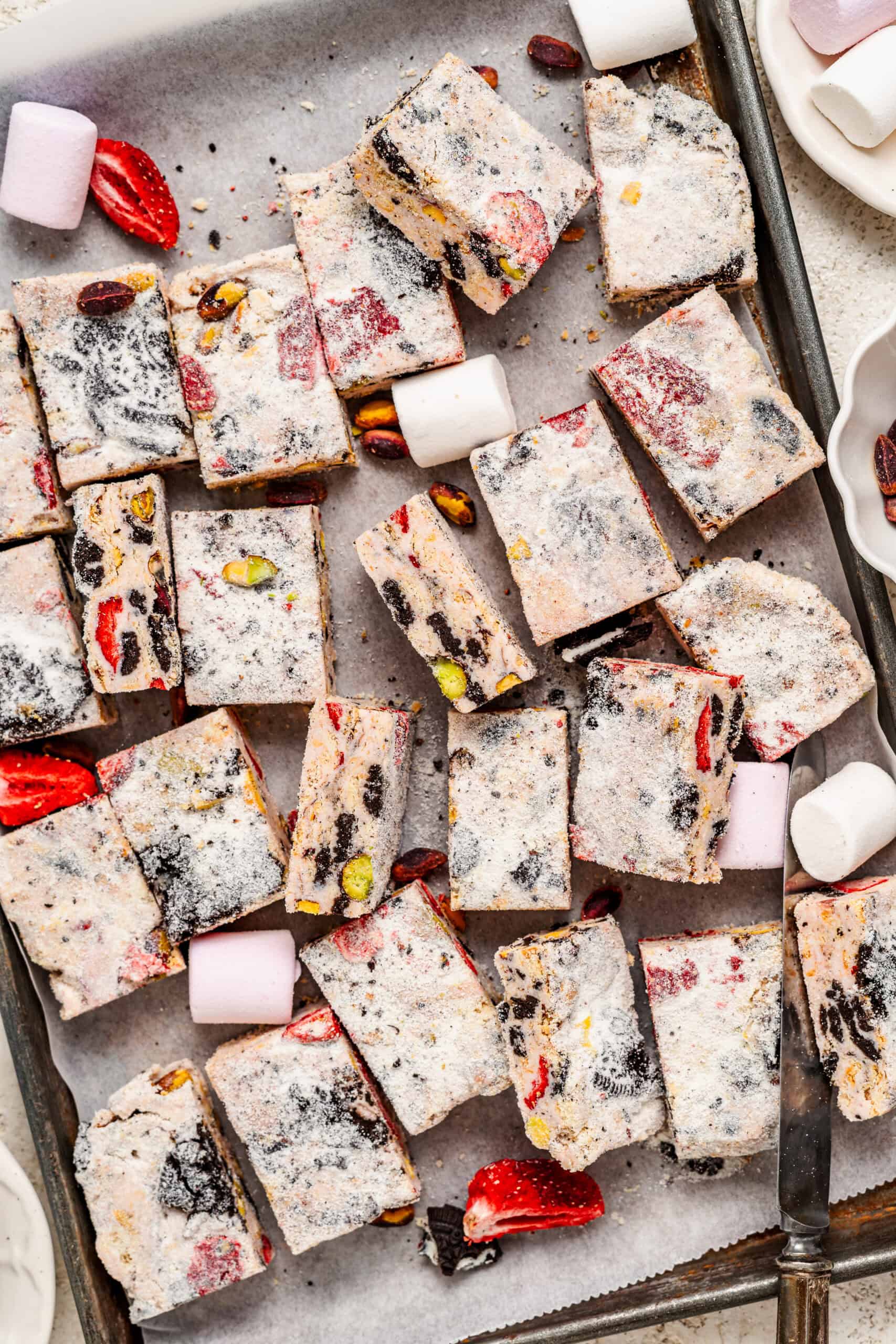 Snowflake crisp squares jeweled with strawberries, Oreos, biscuits and pistachios - Catherine Zhang Snowflake crisp squares jeweled with strawberries, Oreos, biscuits and pistachios