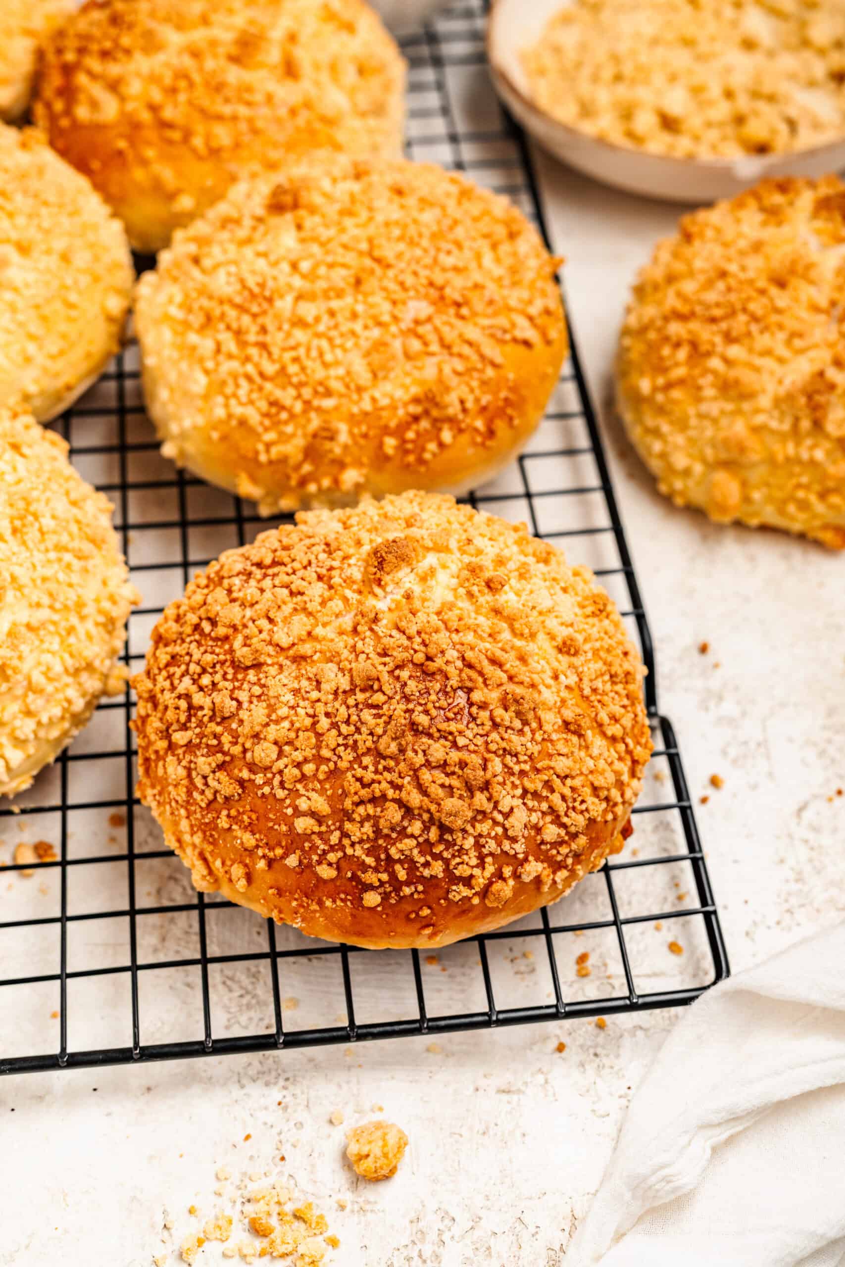 Cluster of soboro bread buns with golden peanut streusel - Catherine Zhang Cluster of soboro bread buns with golden peanut streusel